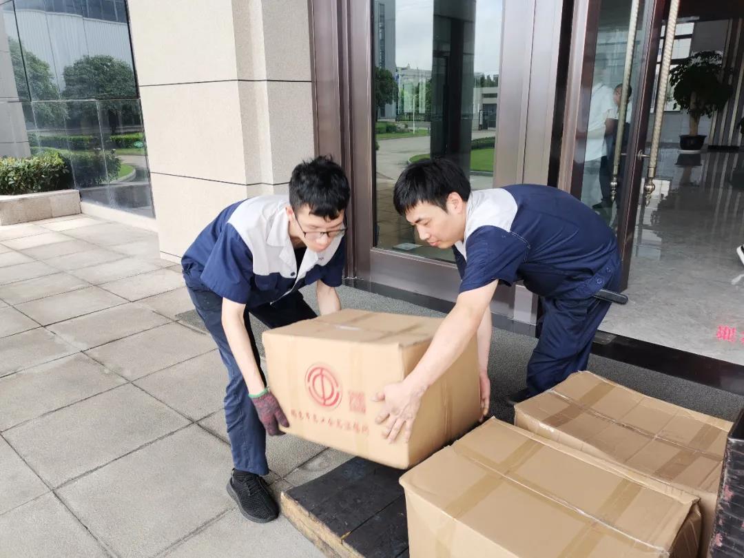 “夏日送清凉”，开云kaiyun向生产一线员工分发市总工会夏日慰问品